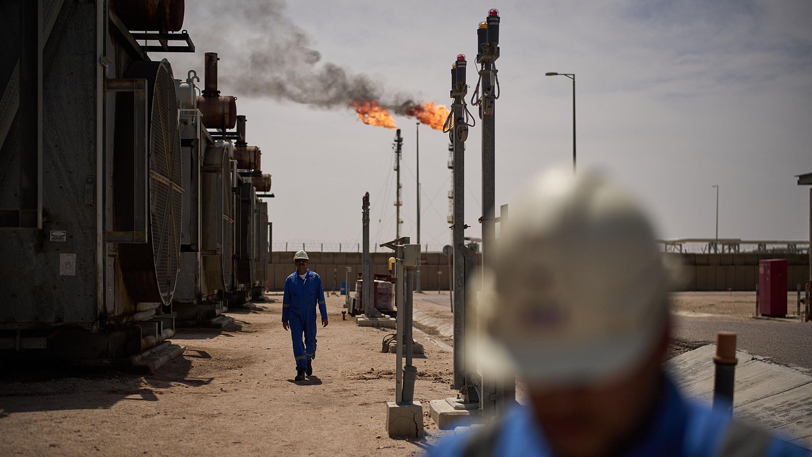 El precio del petróleo brent sigue escalando con la tensión en el mar Rojo y supera la barrera de los 98 dólares