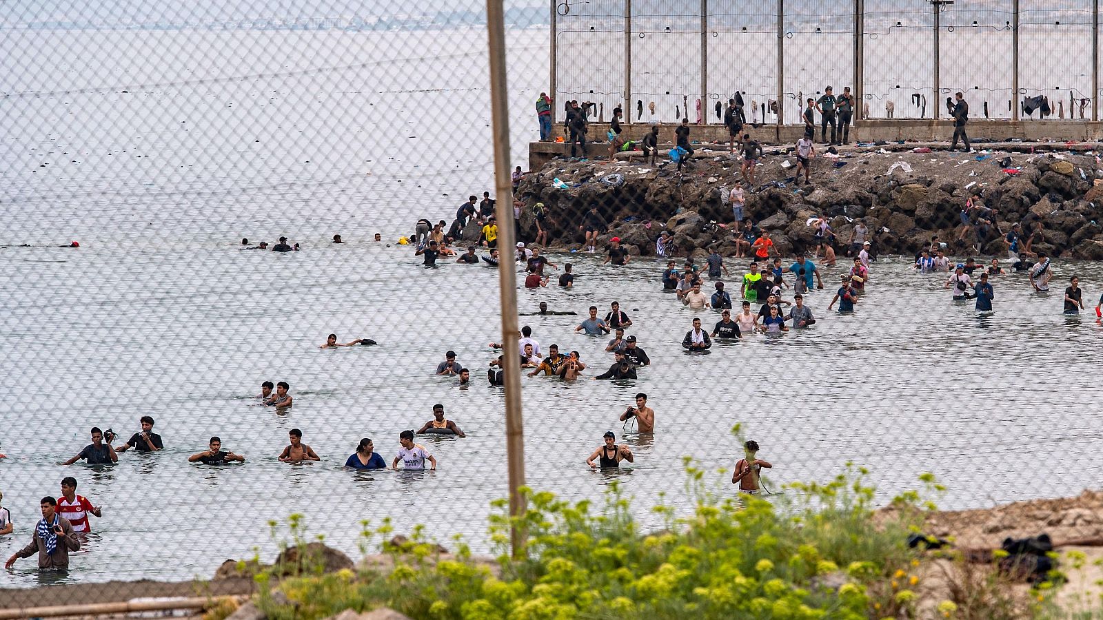 Marruecos culpa a las redes sociales y las mafias de la crisis en Ceuta y cifra en 40.000 los inmigrantes que llegaron