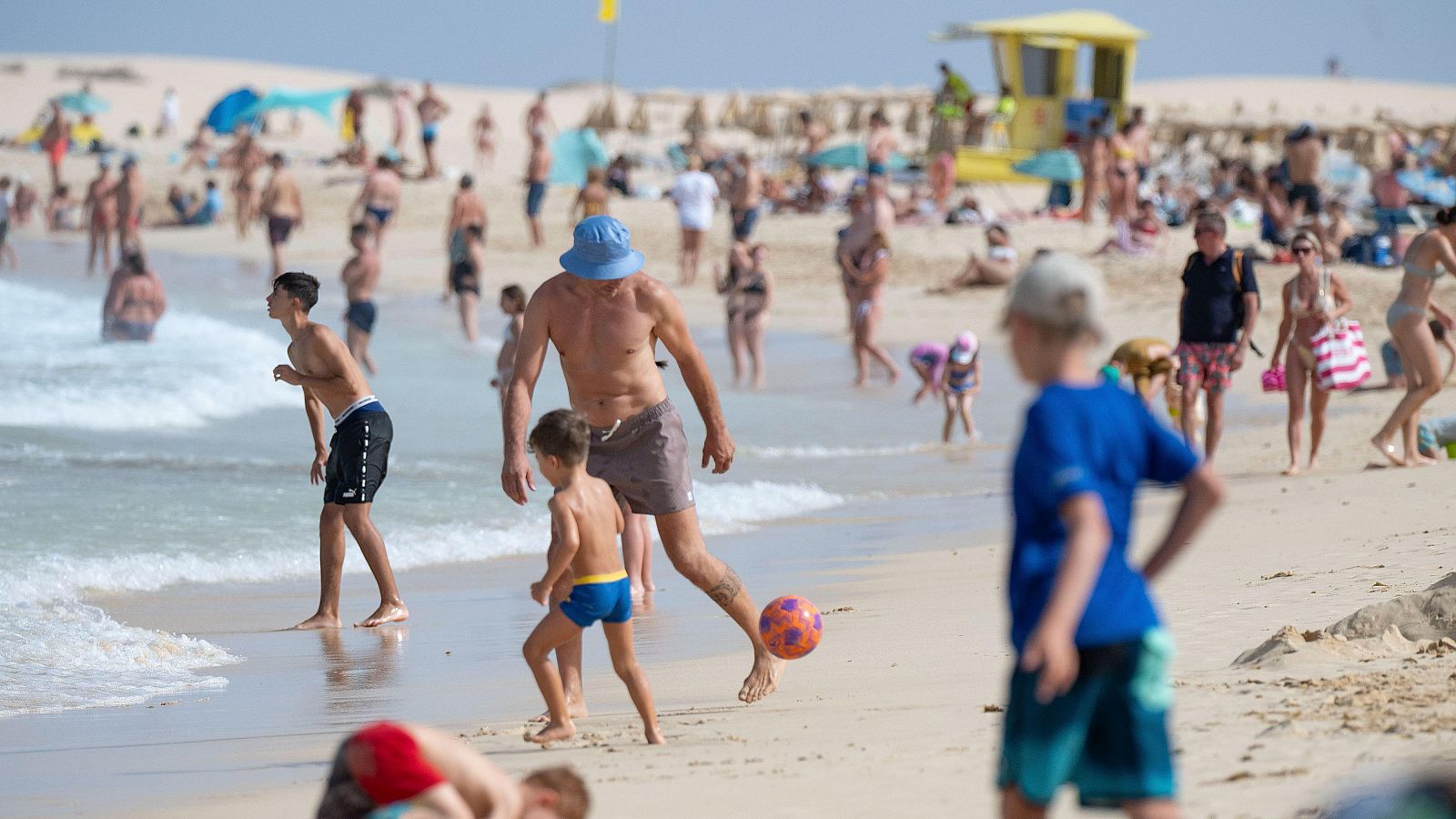 Bañistas en una playa en las Islas Canarias.