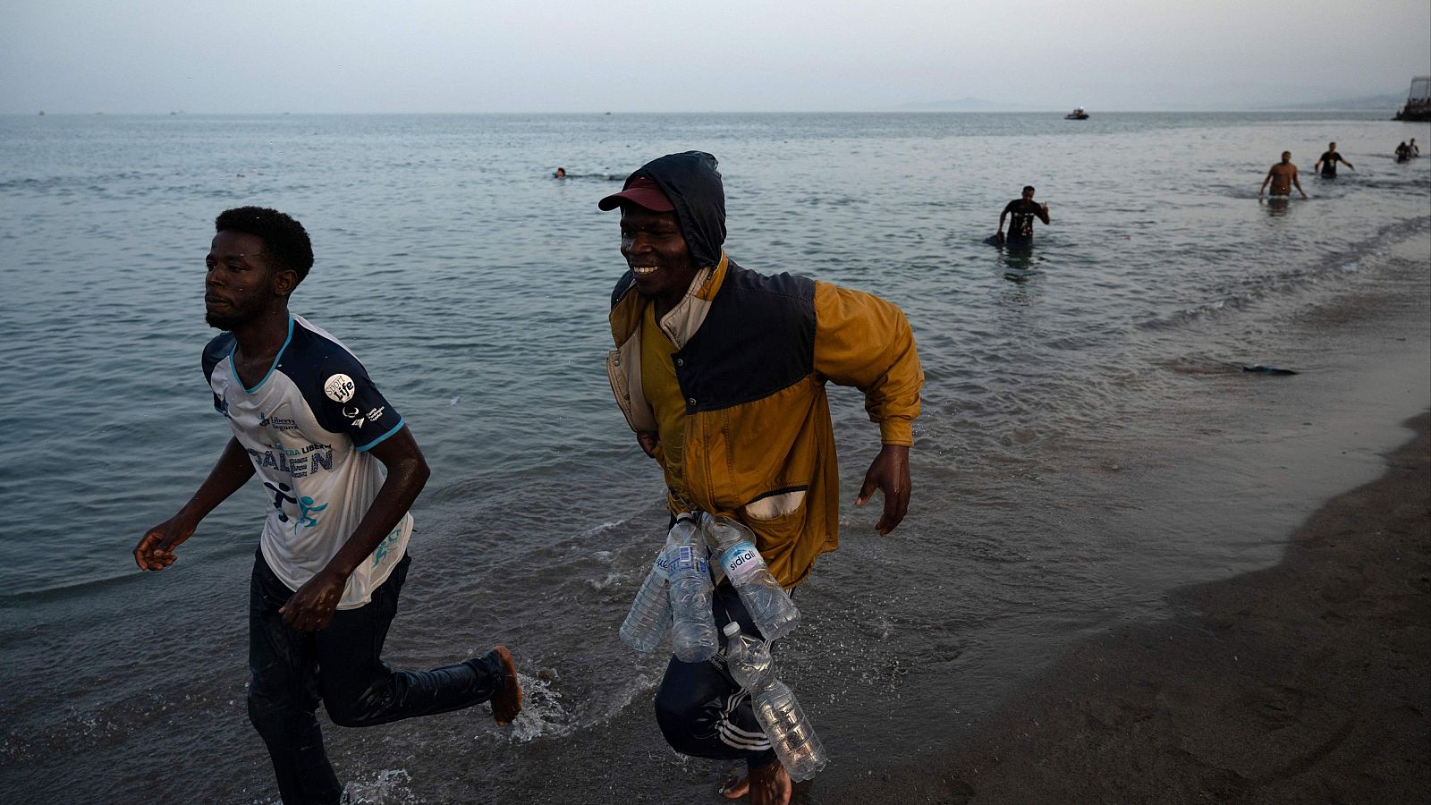 Las personas migrantes llegaron a la costa tras nadar hasta Ceuta.