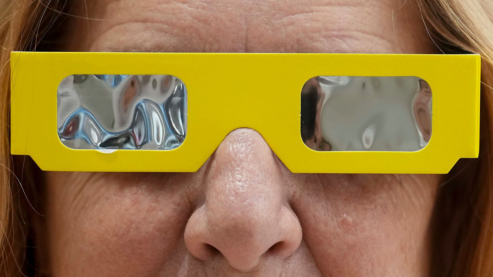 La OCU avisa: solo estas gafas sirven para ver el eclipse.