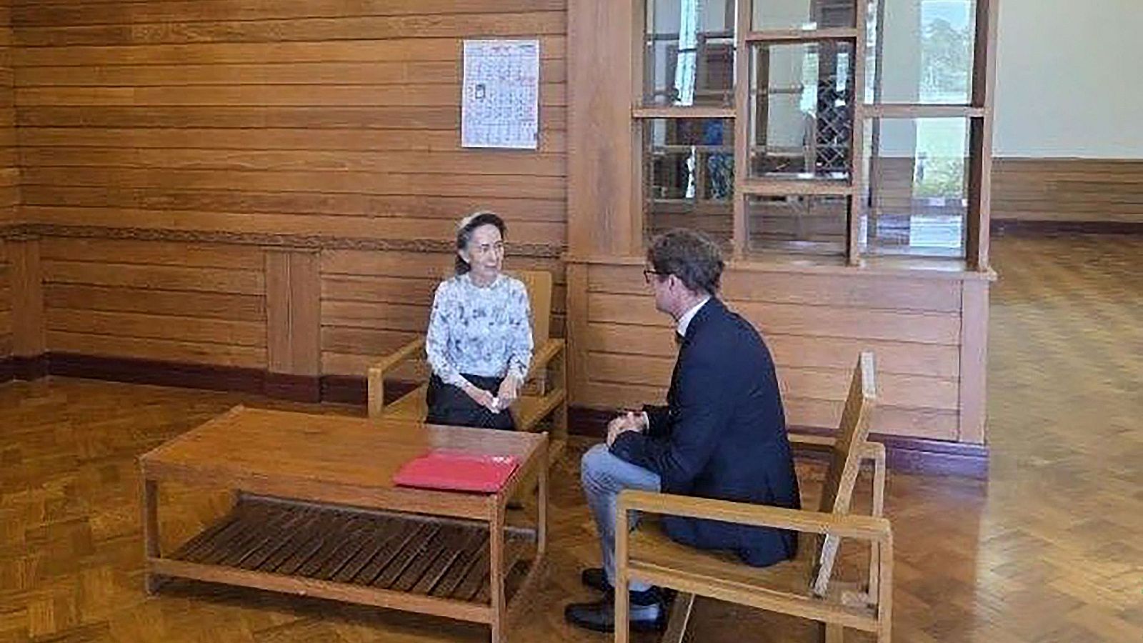 La Premio Nobel de la Paz birmana, Aung San Suu Kyi, se reúne con el jefe de la Cruz Roja por su estado de salud
