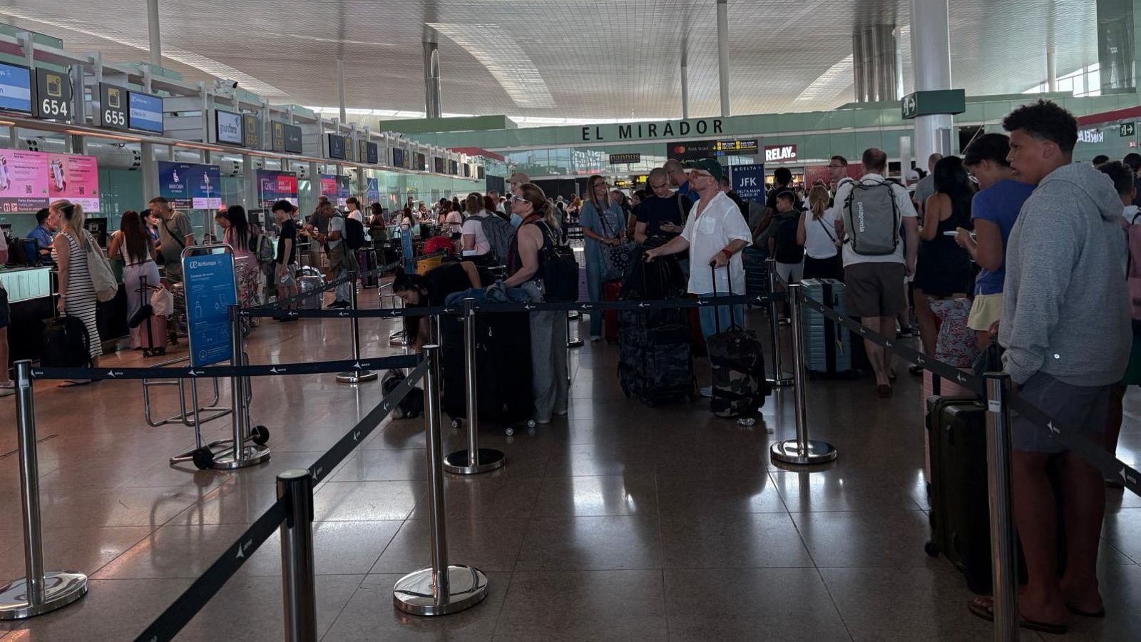 Imatge del trasllat de maletes a l'Aeroport del Prat