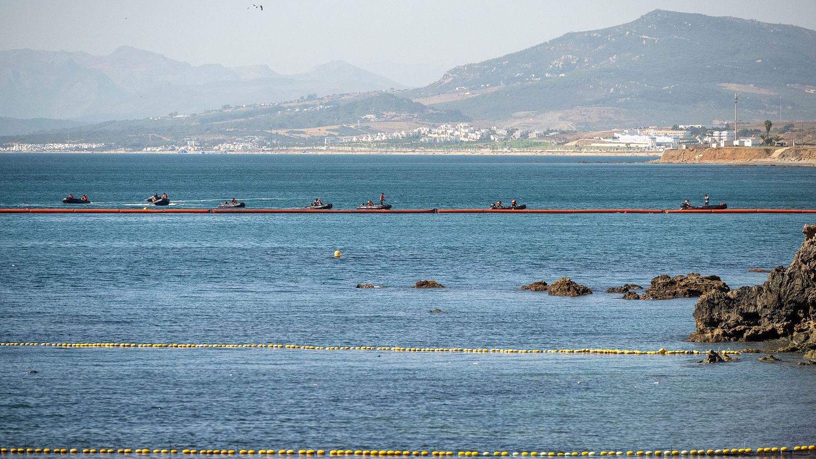 Vista de la nueva barrera neumática que España ha instalado en el espigón de El Tarajal tras la llegada masiva de migrantes a Ceuta a finales de julio.