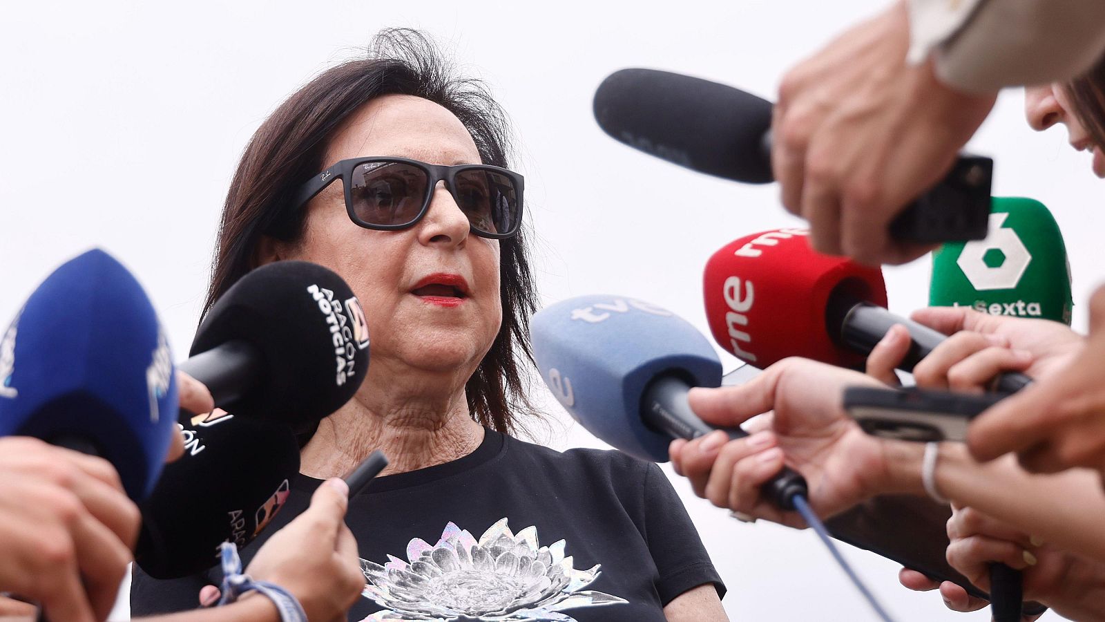 La ministra de Defensa, Margarita Robles, atiende a los medios de comunicación durante su visita este lunes al Cuarto Batallón de Intervención de Emergencias (BIEM IV), en la Base Aérea de Zaragoza.