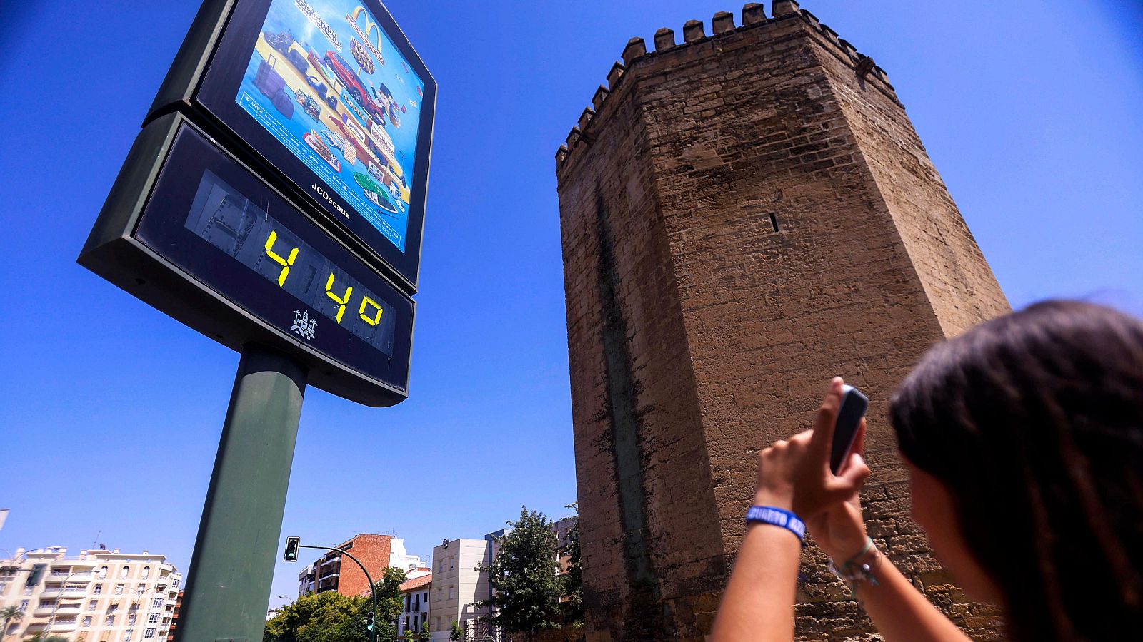Una mujer fotografía un termómetro que marca 44 grados en Córdoba el pasado 31 de julio.