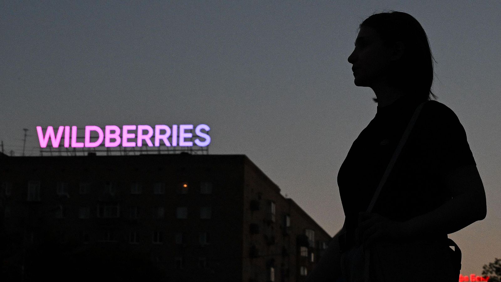 Un peatón pasa junto a un letrero de "Wildberries" en el centro de Moscú