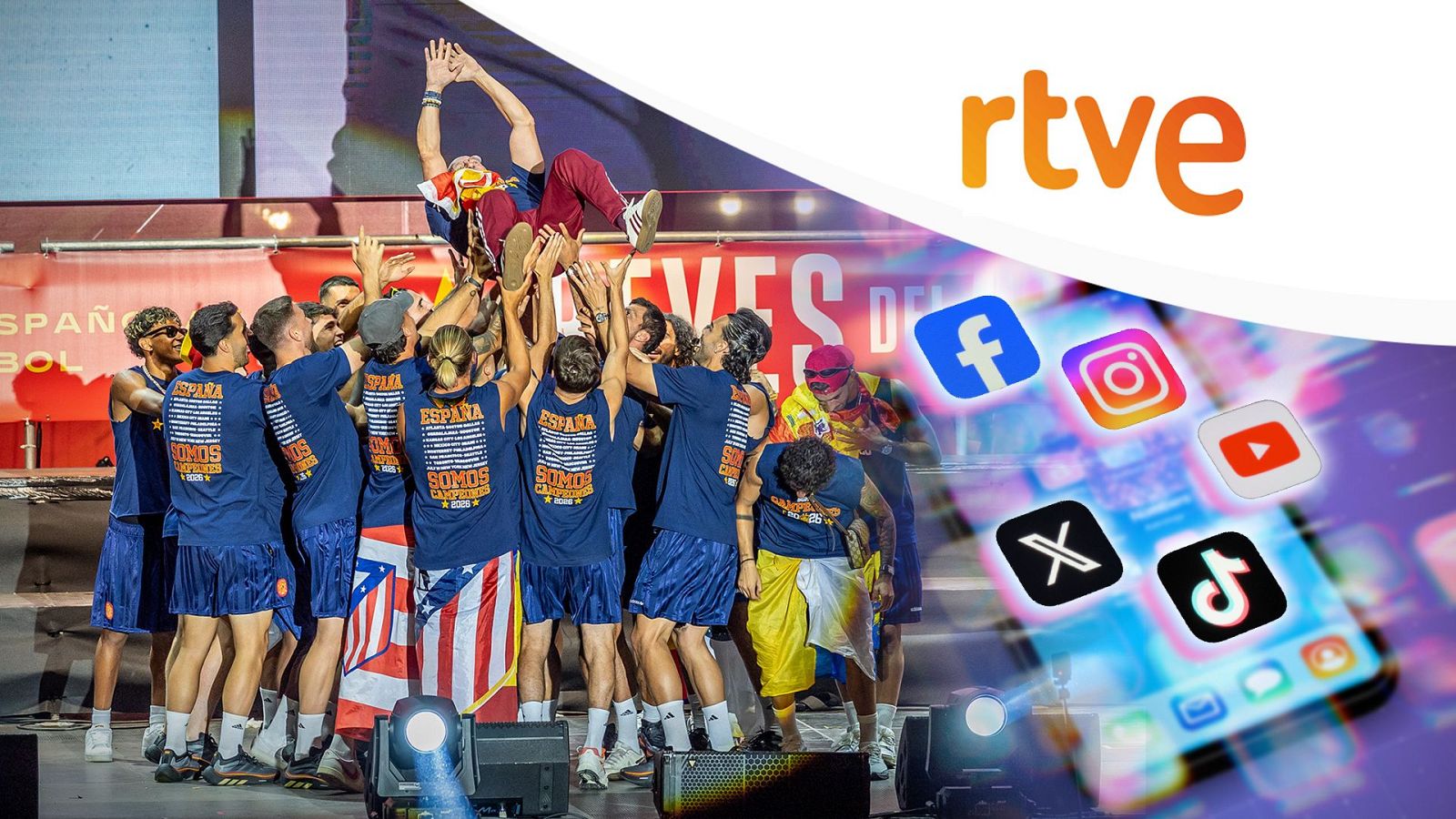 Celebración de la Selección Española de Fútbol con Luis de la Fuente manteado, junto a la presencia digital de RTVE y sus redes sociales.
