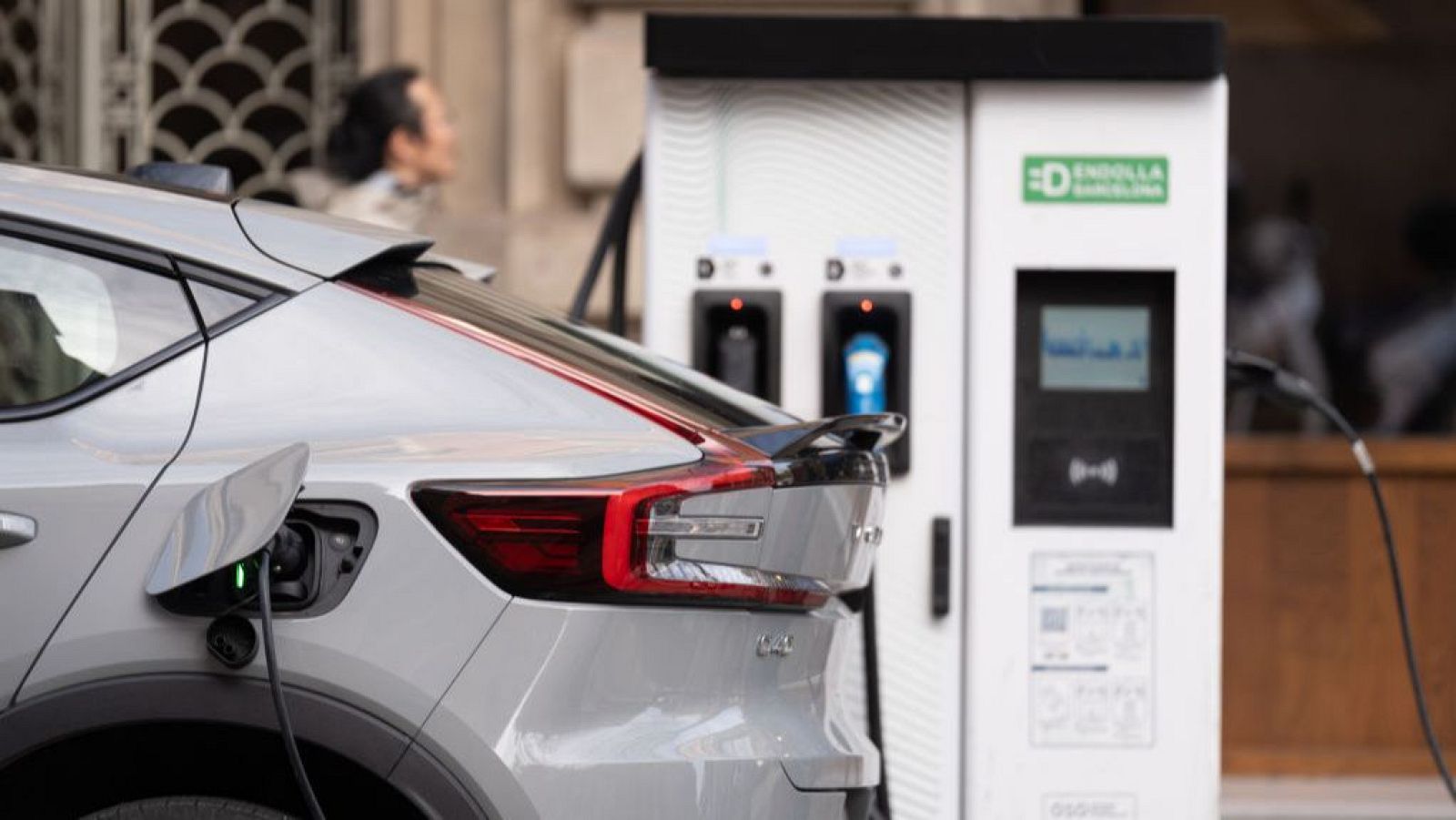 Un coche eléctrico en recarga.