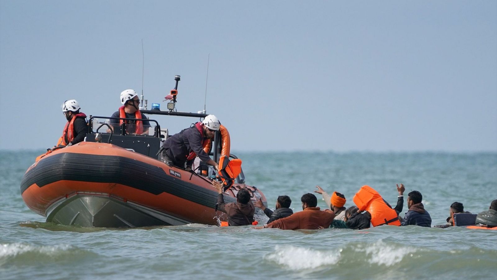 Guardacostas franceses rescatan a 157 migrantes en el Canal de la Mancha tras incendiarse su embarcación