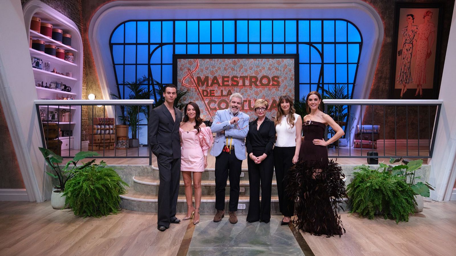 Equipo de 'Maestros de la Costura Celebrity 2' y diseñadoras Isabel Sanchís y Paula Maiques posan en el plató. Se identifican Palomo Spain, Paula Maiques, Lorenzo Caprile, Raquel Sánchez Silva, María Escoté e Isabel Sanchís.