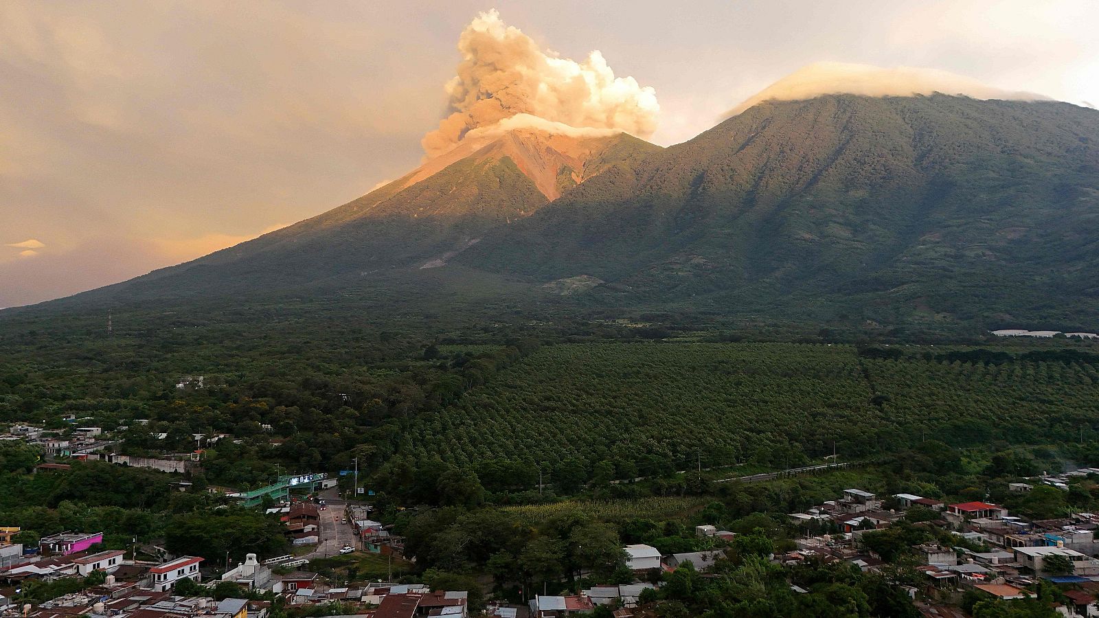 Guatemala declara alerta máxima en tres departamentos por la erupción del volcán de Fuego