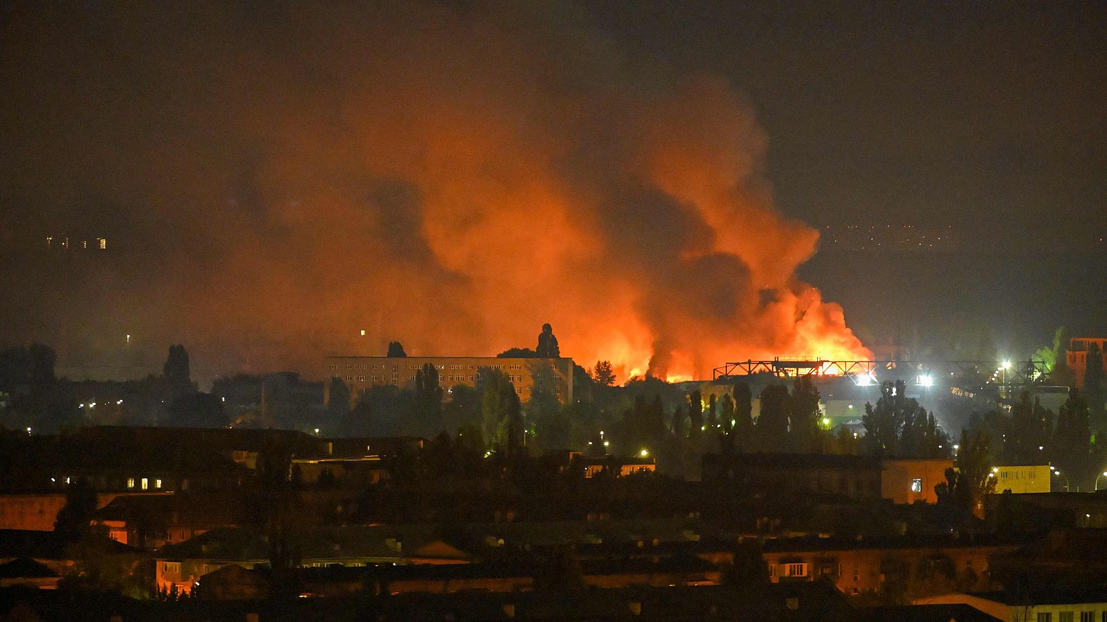 Al menos un muerto y 12 heridos en bombardeos rusos contra varios puntos de Kiev
