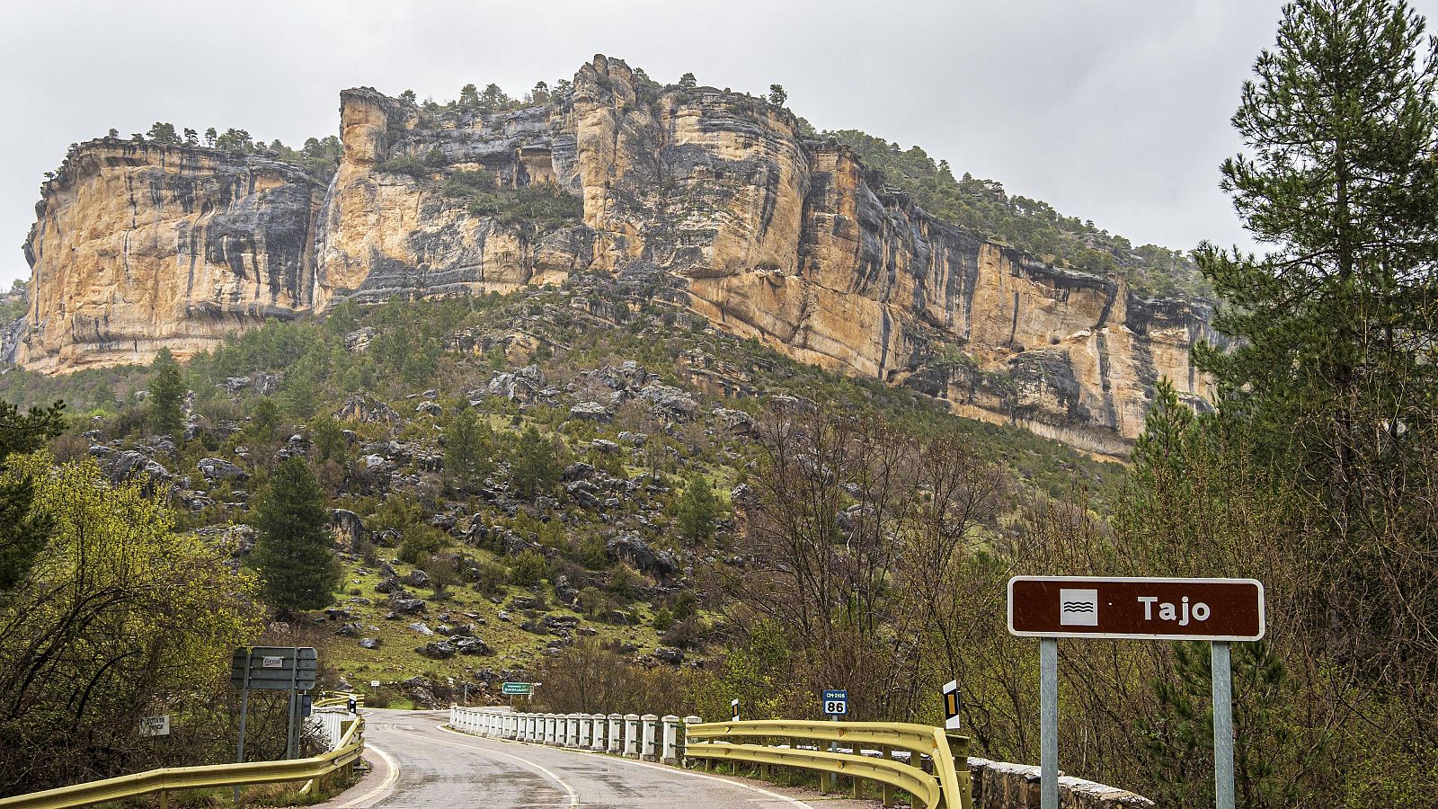 Puende del Martinete en el límite provincial entre Guadalajara y Cuenca, término municipal de Peralejos de las Truchas