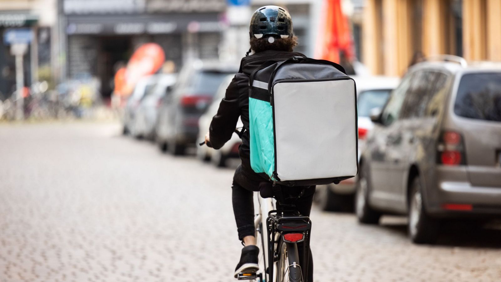 Un repartidor circula por la calle.