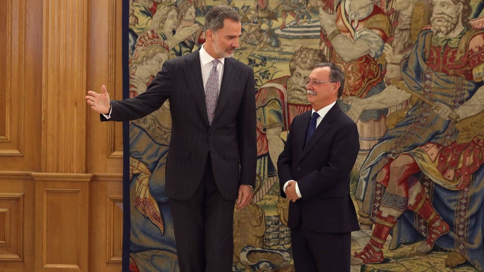 El rey Felipe VI recibe en audiencia al presidente de Ceuta, el popular Juan Jesús Vivas, en una imagen de archivo.