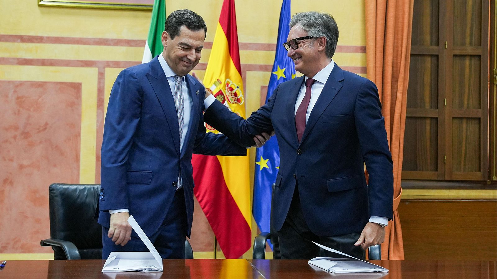 El presidente en funciones de la Junta y candidato del PP-A a la reelección, Juanma Moreno (i), junto al portavoz del grupo parlamentario Vox en Andalucía, Manuel Gavira (d), suscriben el 'Acuerdo de Gobierno y Estabilidad para Andalucía’.