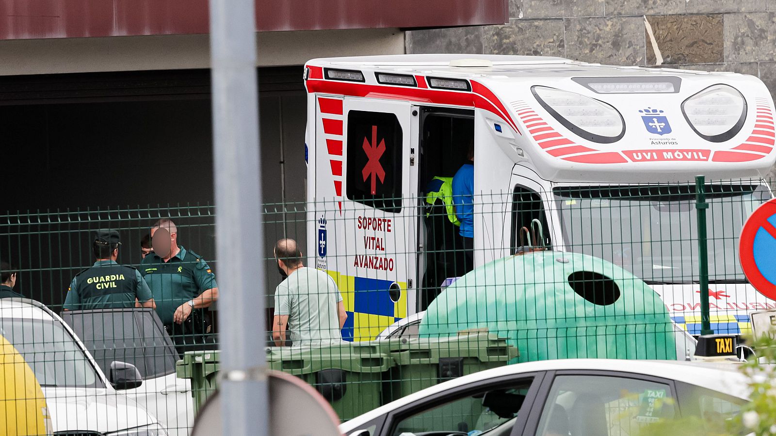 Ambulancia UVI móvil aparcada en Asturias frente a un cuartel de la Guardia Civil
