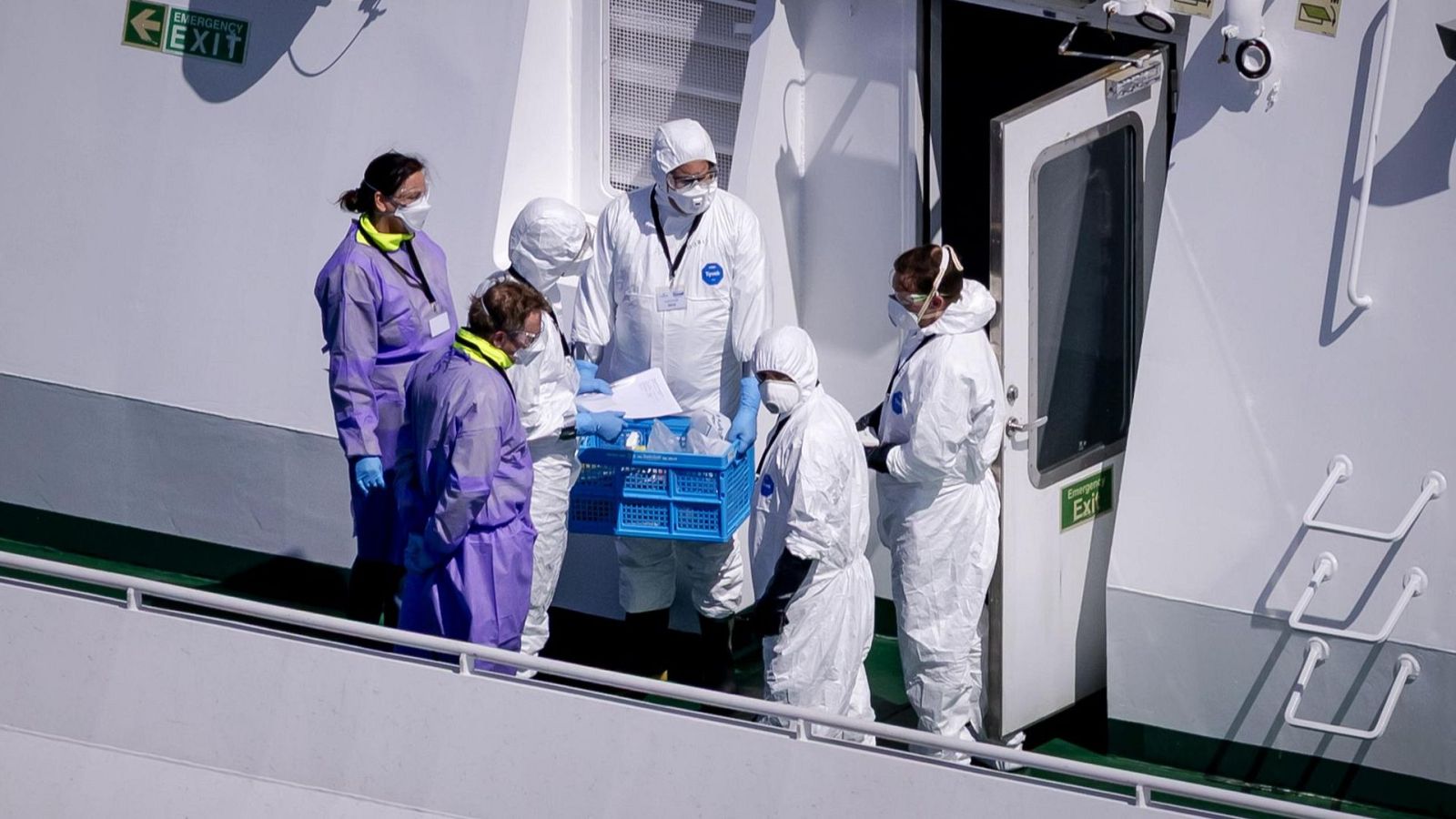 Vista aérea de personas con trajes de protección a bordo del crucero MV Hondius tras su llegada al puerto de Rotterdam, Países Bajos