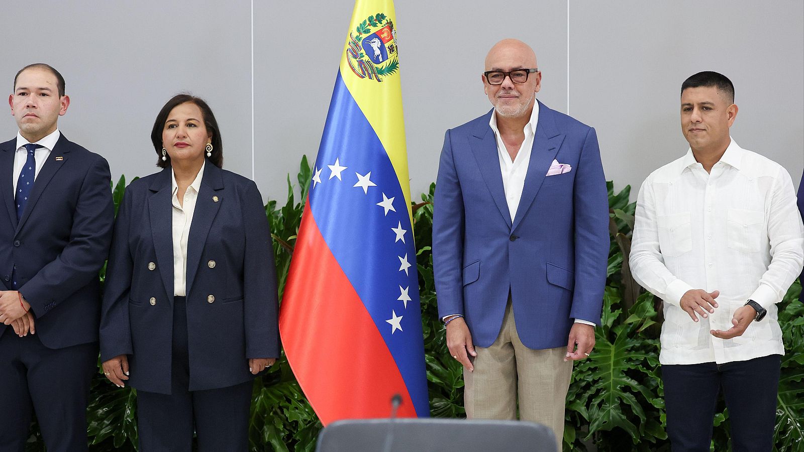 La exdiputada opositora, Dinorah Figuera y el presidente del Parlamento de Venezuela, Jorge Rodríguez, asisten la instalación formal de la mesa de diálogo para avanzar hacia una transición en el país suramericano.