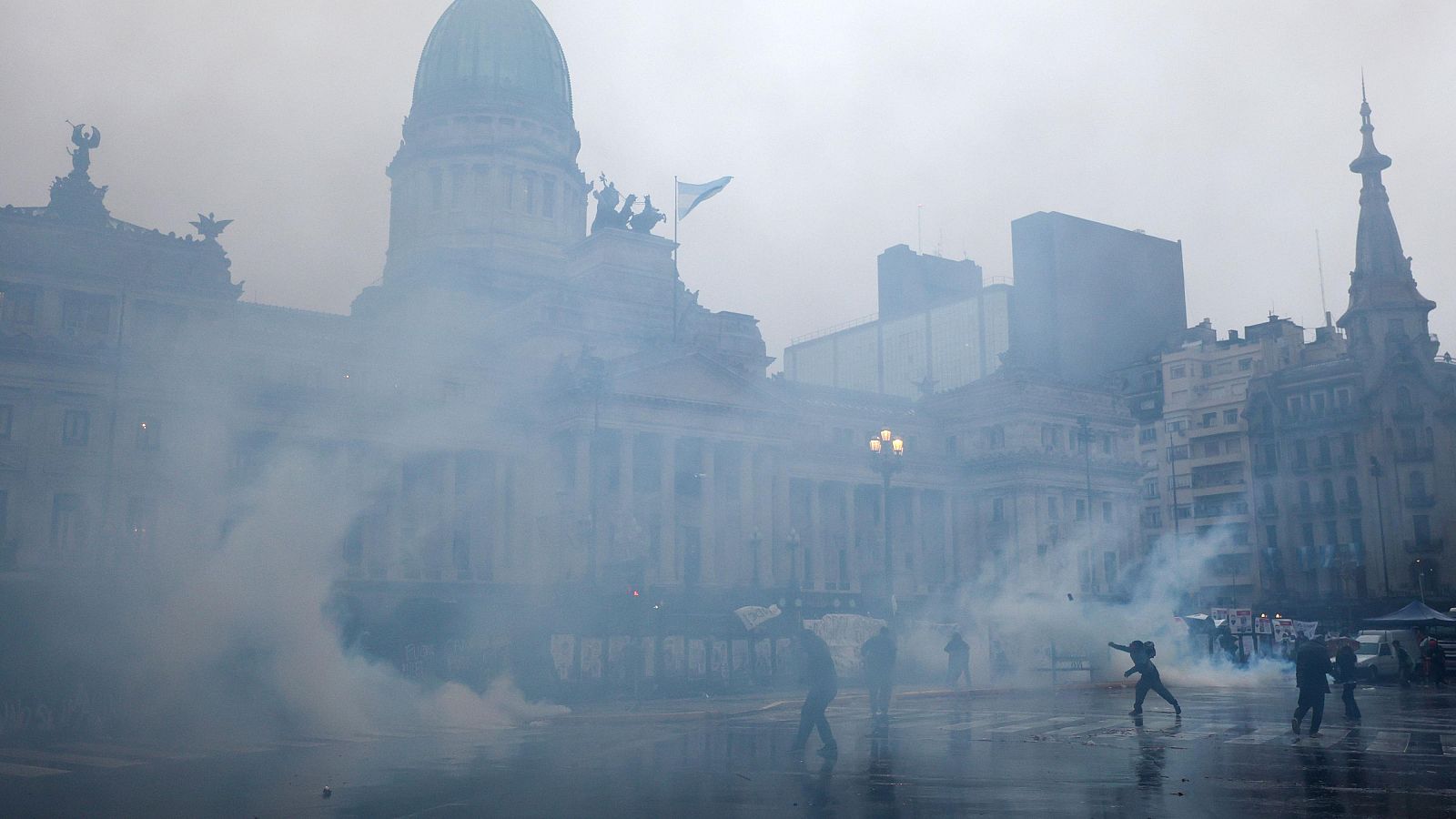 Las protestas contra el proyecto de Milei sobre propiedad privada terminan en fuertes cargas policiales