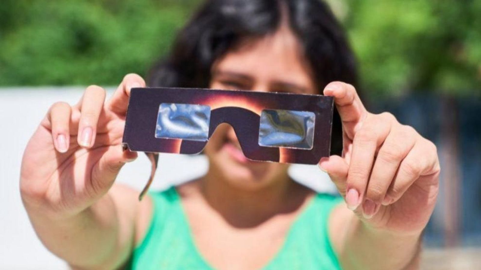 Eclipse solar: el divertido experimento de vestir de rojo o verde