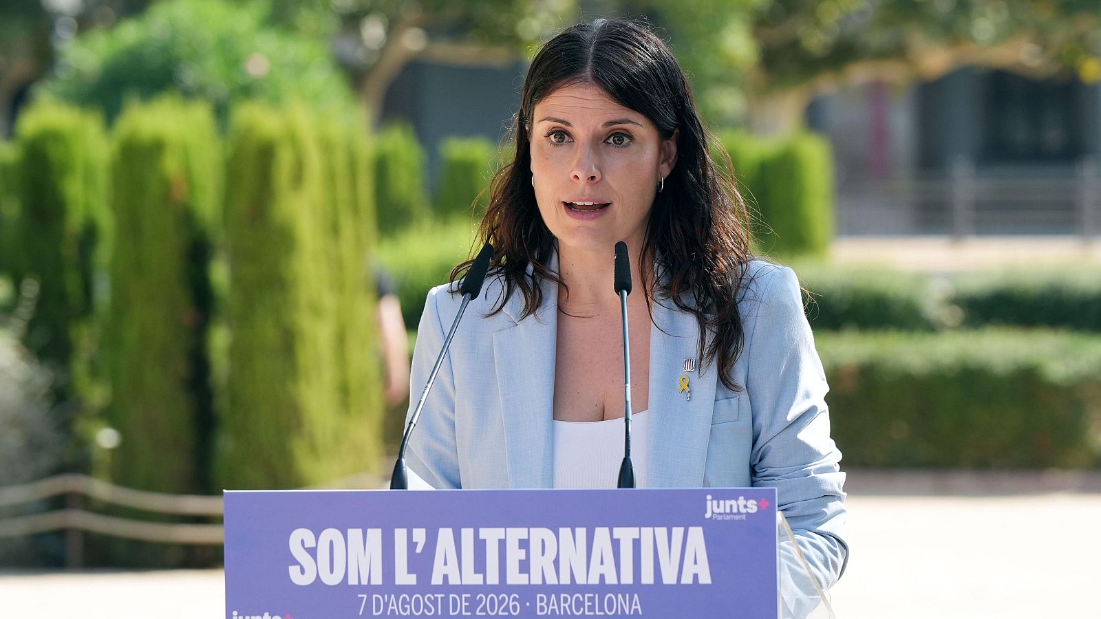 La presidenta del grup parlamentari de Junts, Mònica Sales, en una roda de premsa al parc de la Ciutadella de Barcelona