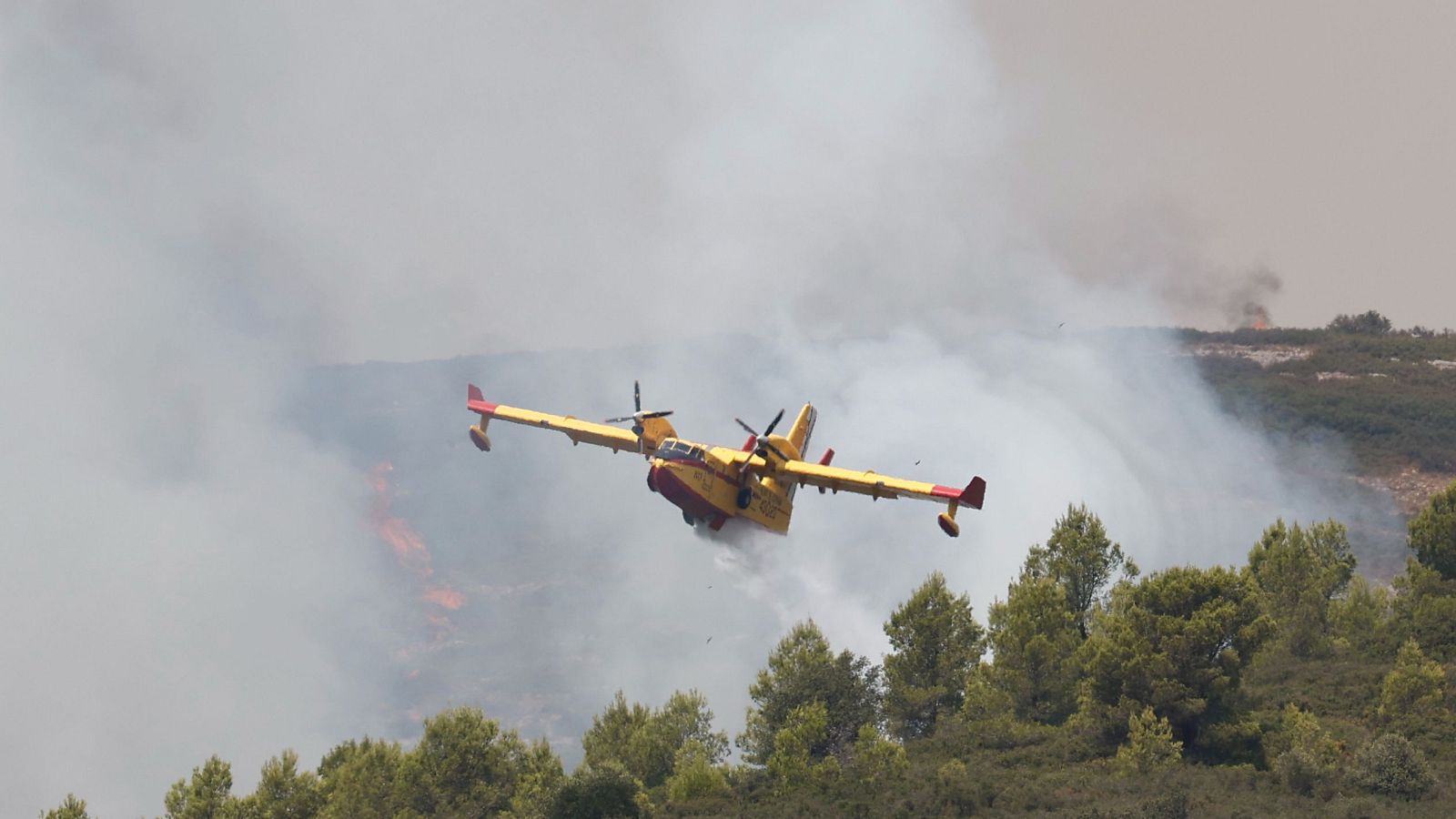 Medios aéreos en el incendio en Tírig, Castellón, este sábado