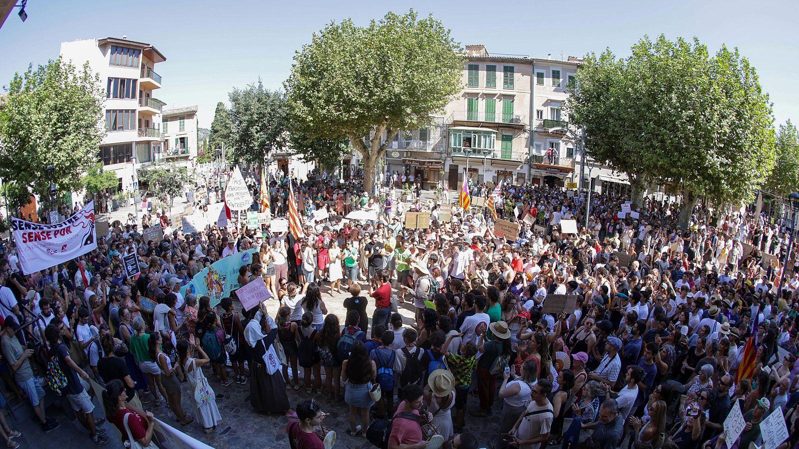 Unas 2.500 personas claman en Sóller contra un modelo que consideran "monocultivo turístico" y denuncian la imposibilidad de acceder a una vivienda digna