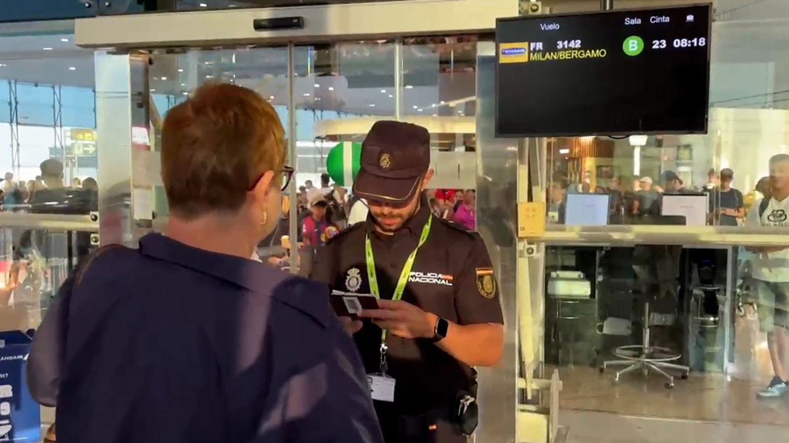 Agents de policia revisen la documentació dels passatgers d'un vol procedent de Milà a l'Aeroport del Prat