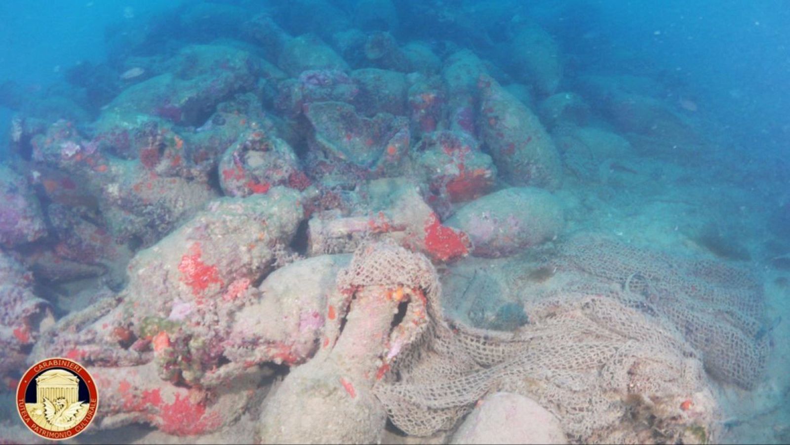 Hallan un pecio de época romana con ciertos de ánforas