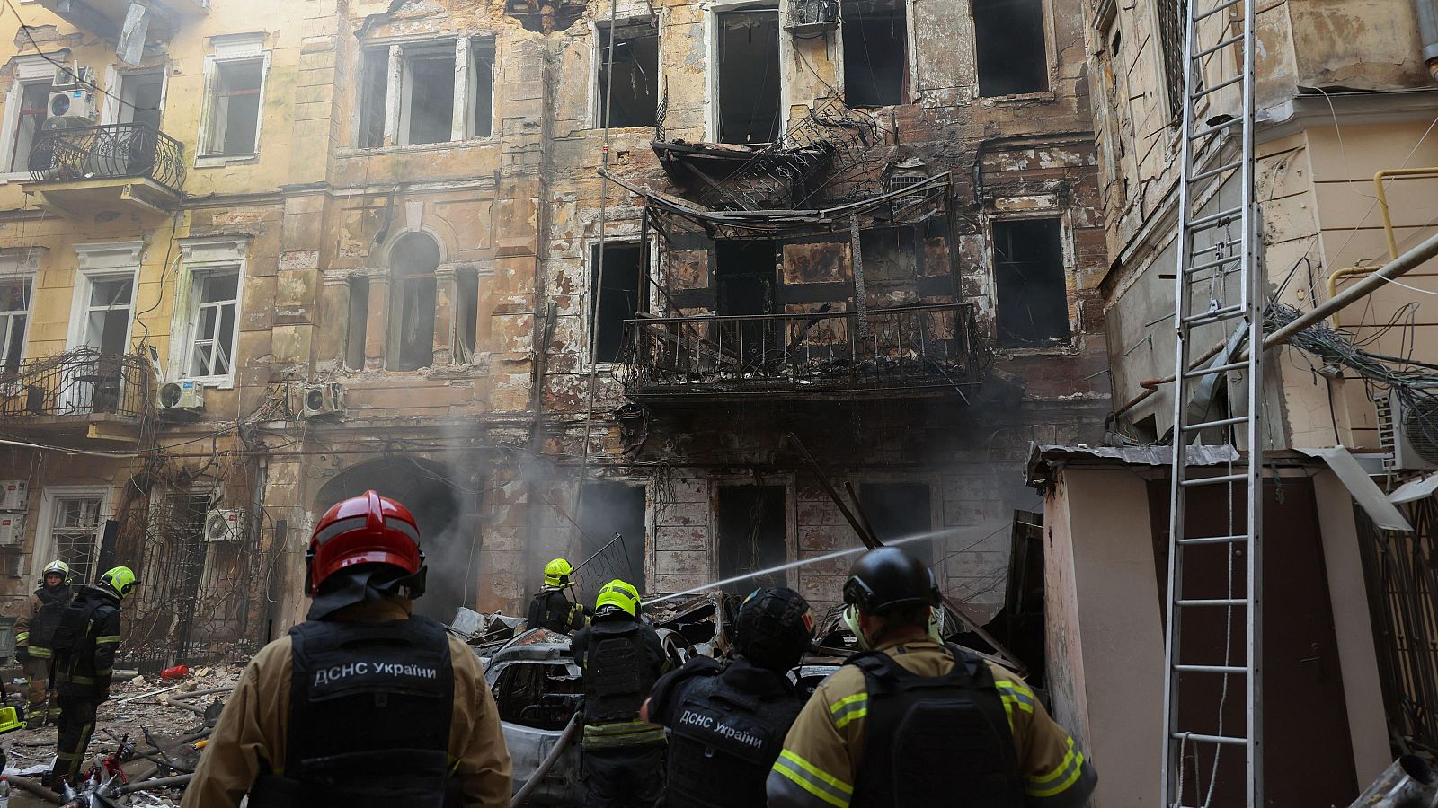 Equipos de rescate ucranianos trabajan en el lugar de un ataque ruso contra una zona residencial en el centro de Odesa, Ucrania, el 9 de agosto de 2026