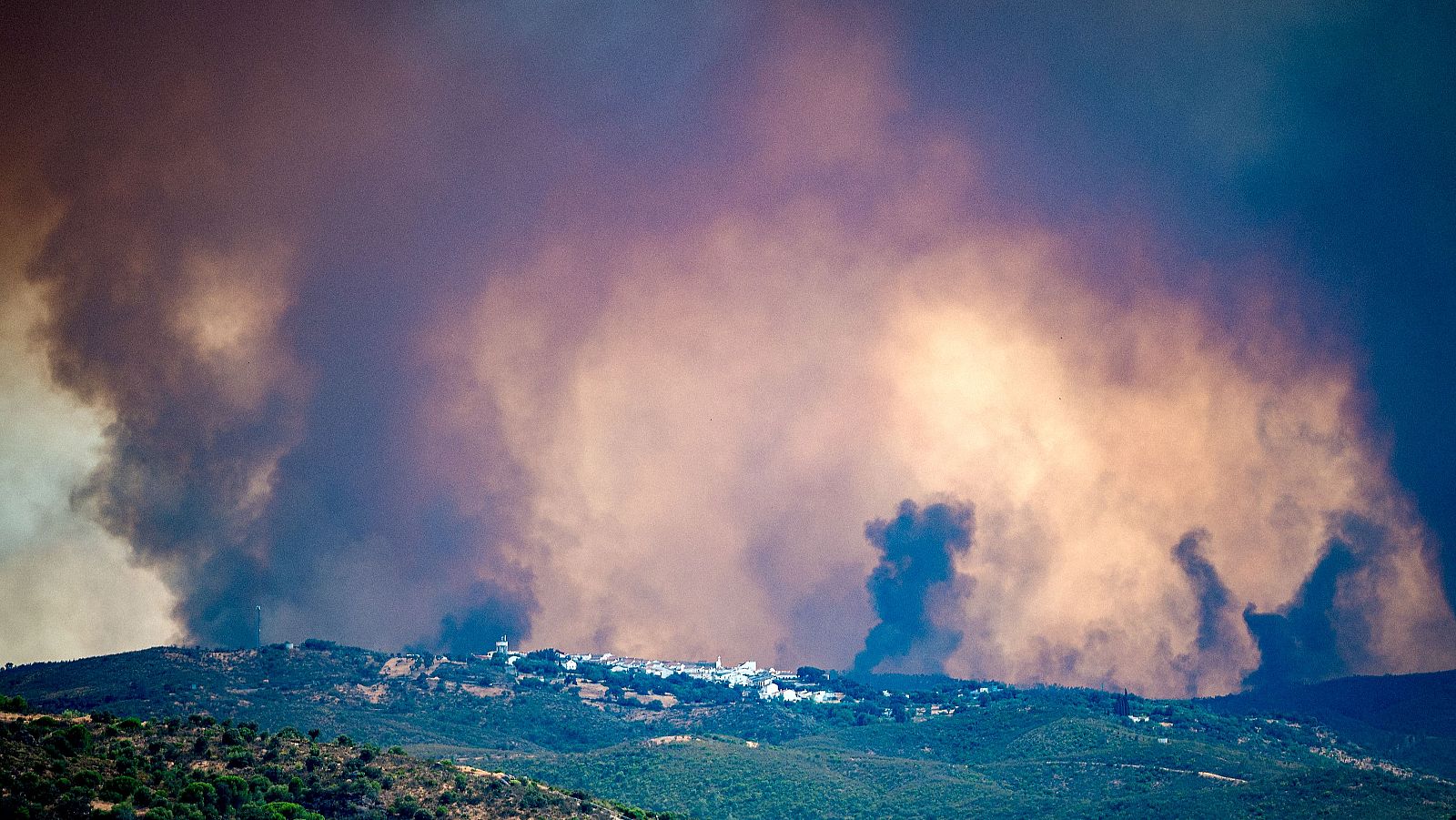 Las hectáreas afectadas en el incendio de Niebla, Huelva, se elevan a 8.000, aunque no todas están quemadas.
