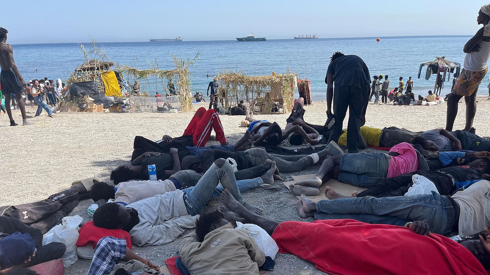 Numerosos inmigrantes permanecen en la playa del Trampolín que se ha transformado en un asentamiento desde la entrada masiva registrada a finales de julio en la ciudad Ceuta.