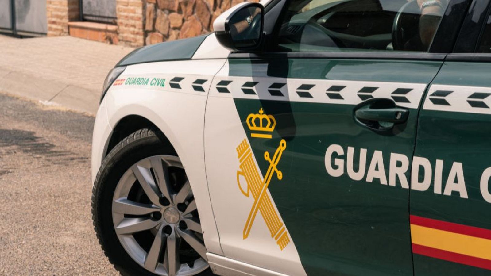 Un vehículo oficial de la Guardia Civil estacionado durante una investigación policial.
