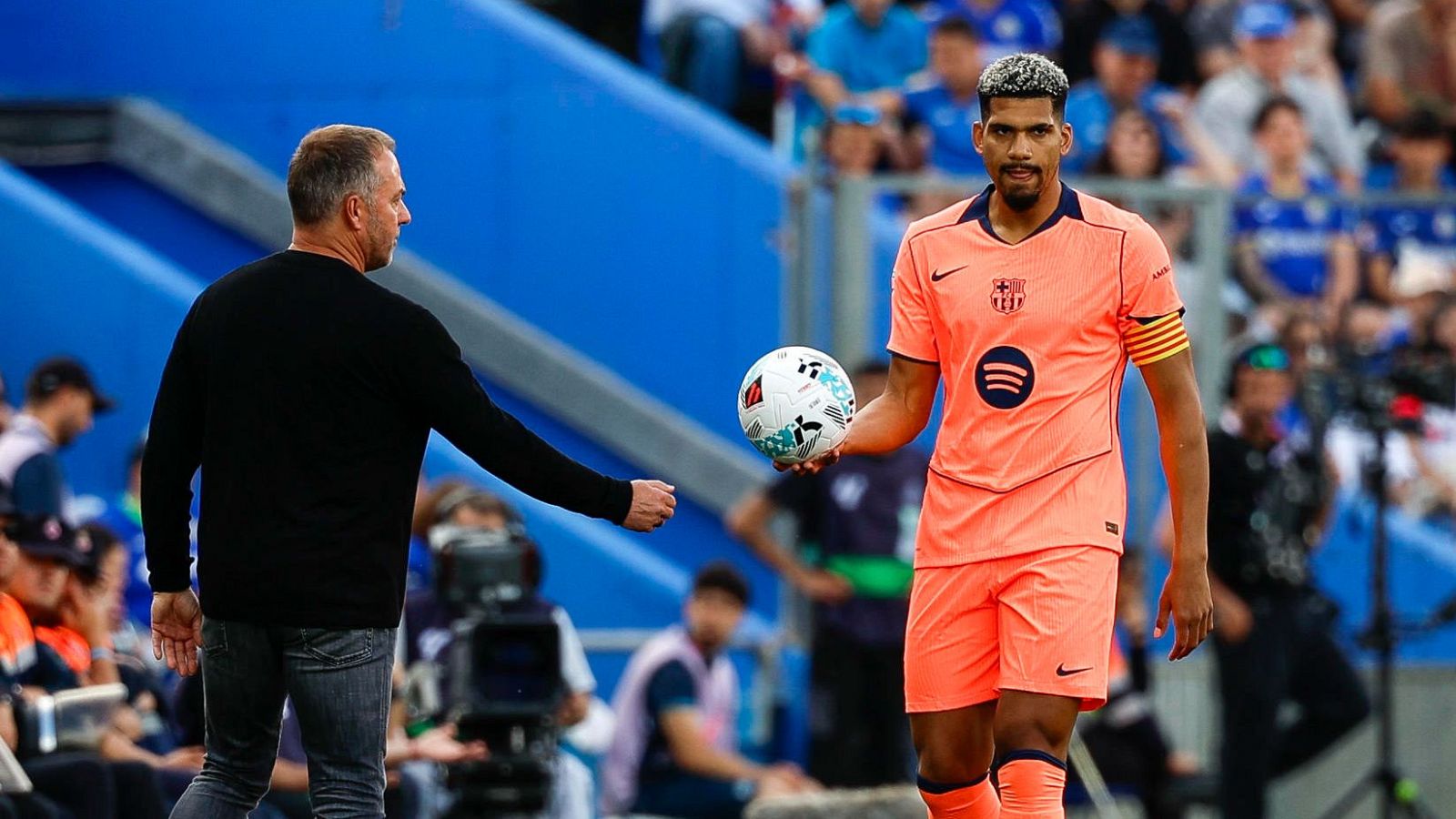 El azulgrana Ronald Araújo se va cedido al Liverpool esta temporada con una opción de compra