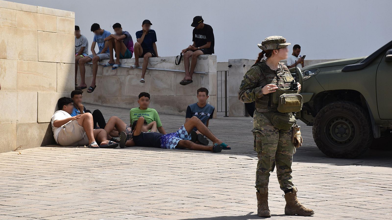 Varios militares dan apoyo a efectivos de la Policía Nacional en Ceuta.