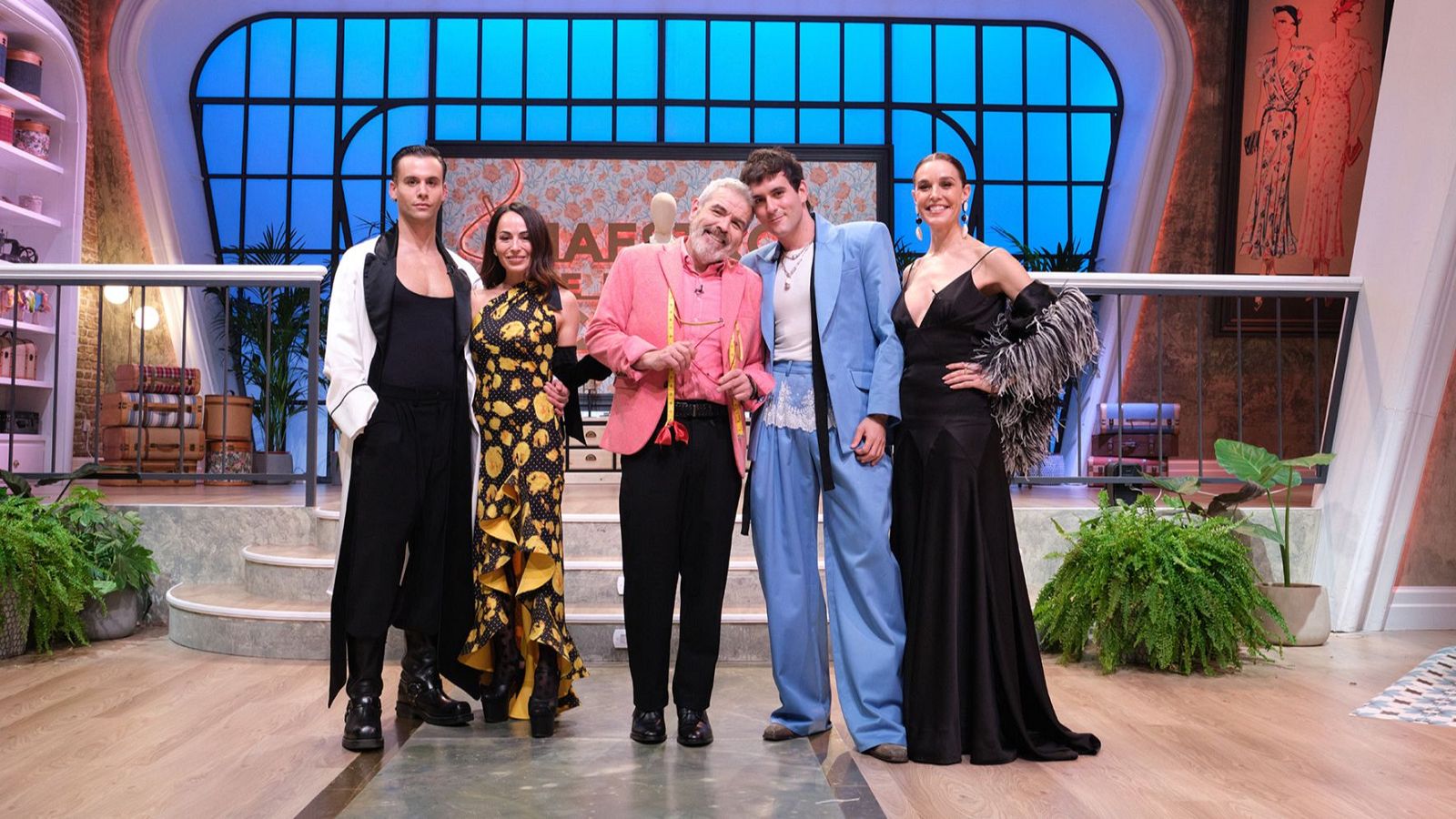 Cinco figuras, entre ellas Luis de Javier, María Escoté, Lorenzo Caprile, Alejandro G. Palomo y Raquel Sánchez Silva, posan en un plató de TV con un fondo moderno y elementos de moda.