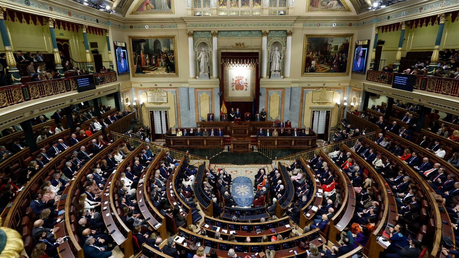 Vista del hemiciclo del Congreso de los Diputados, con la Mesa, el Escudo de España y asistentes en un acto solemne.