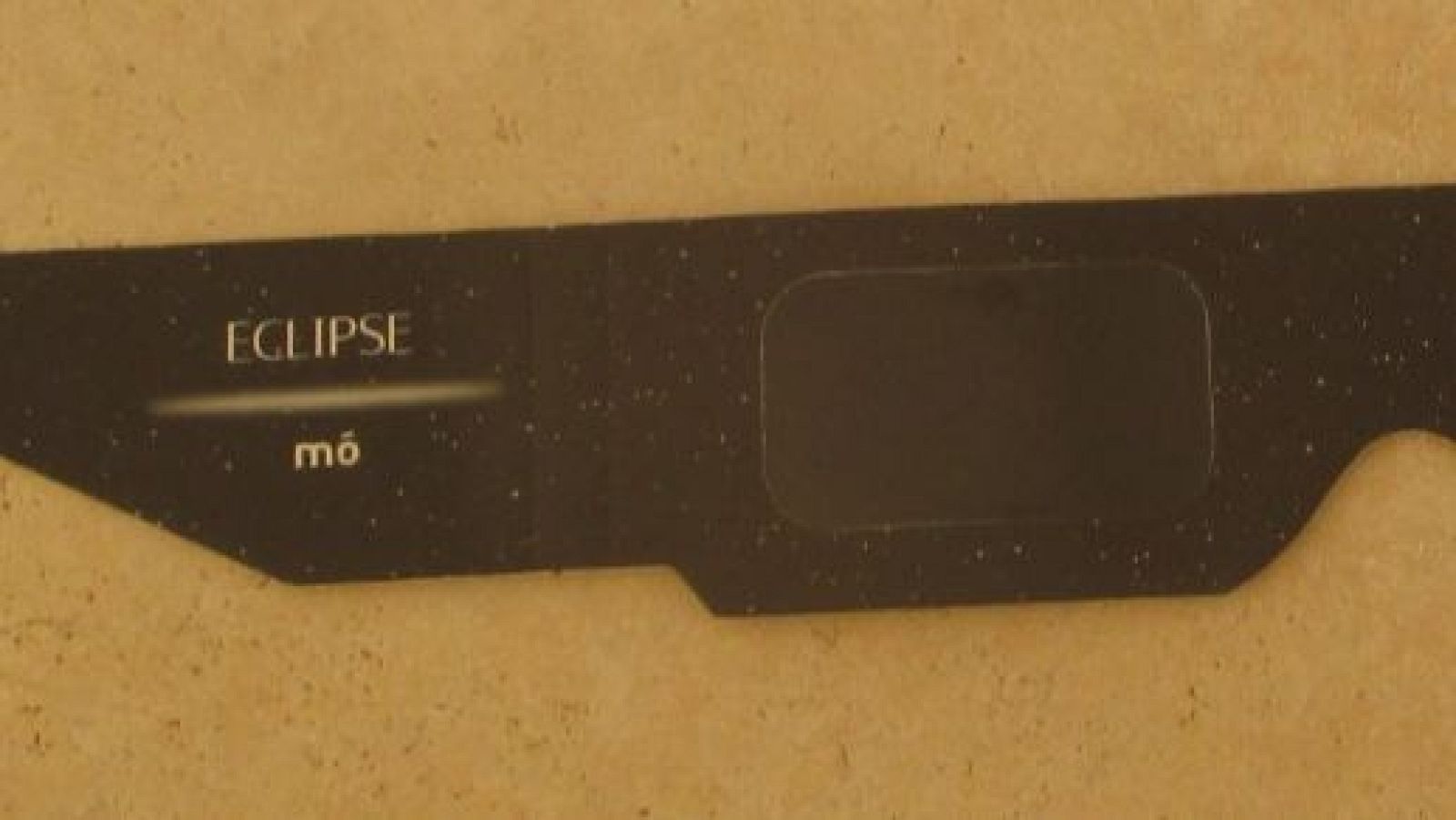 Gafas de cartón para la observación del eclipse solar de la marca Mó, modelo 2508-RS003, con filtros solares oscuros.