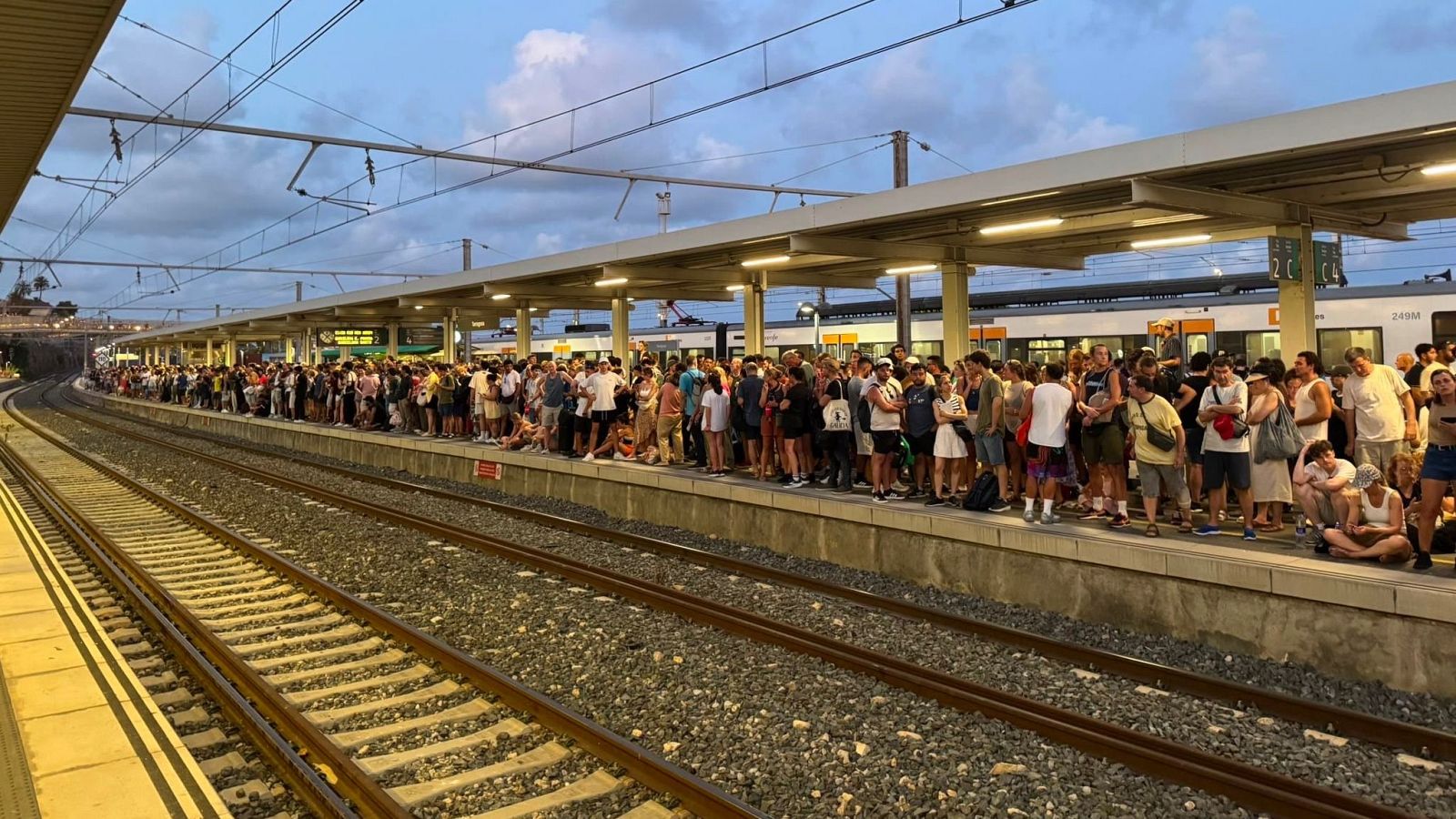 Andana de l'estació de Tarragona plena de viatgers