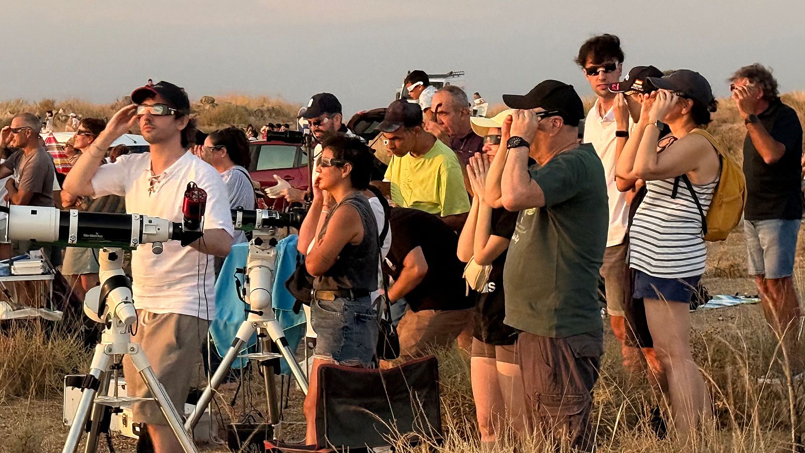 Gent mirant l'eclipsi solar al punt d'observació de Torres de Segre