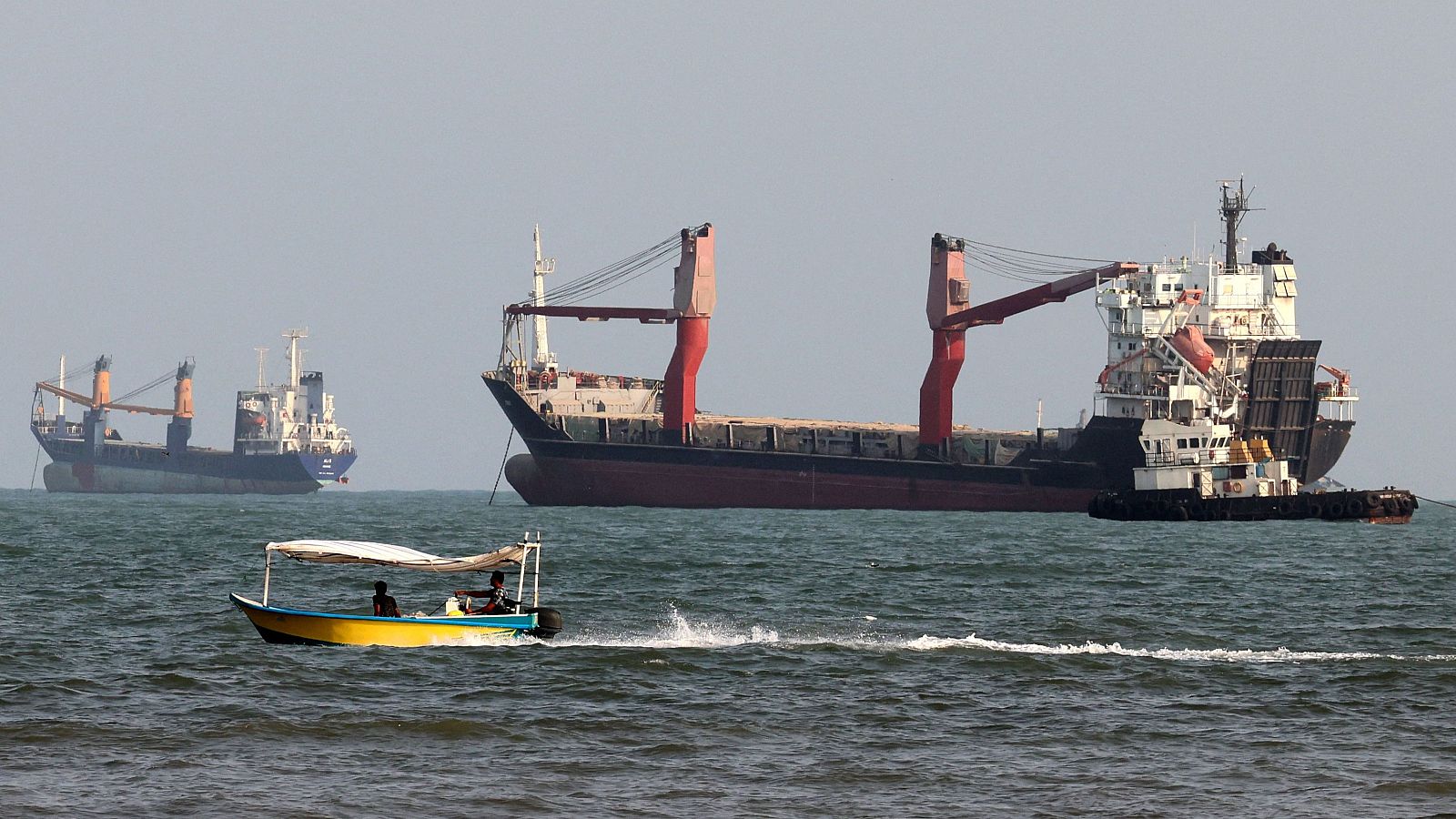 Irán y EE.UU. se disputan el control de Ormuz mientras los hutíes vuelven a amenazar la salida saudí por el mar Rojo