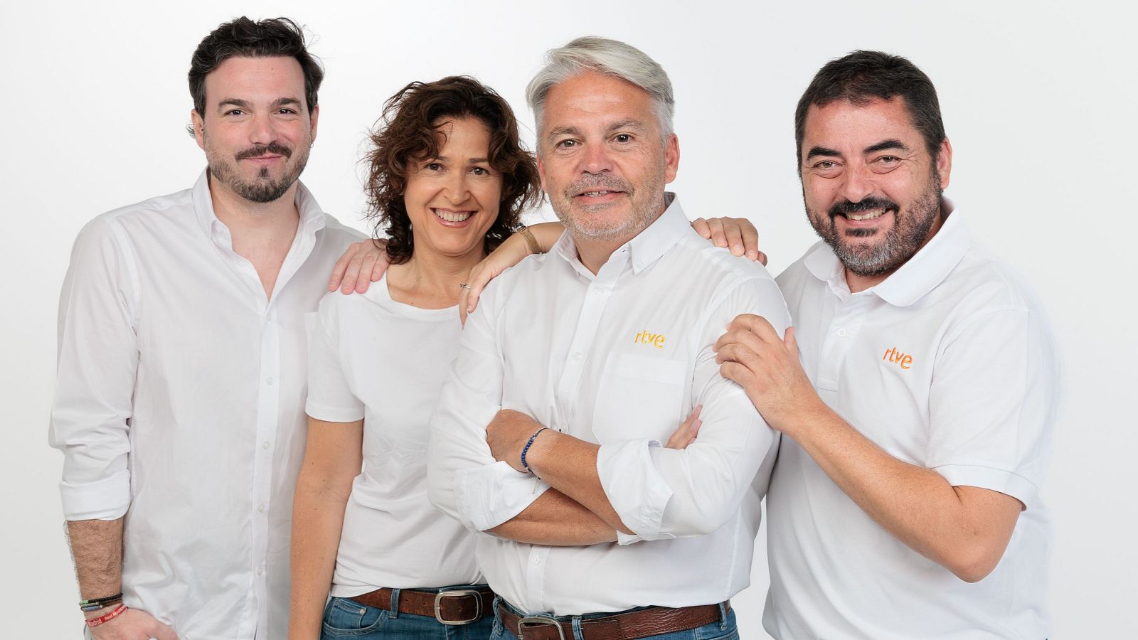 Cuatro personas sonriendo, vestidas de blanco y vaqueros, con logos de "rtve" en dos de ellas. Juan Manuel Pérez-Noya, Silvia Verde, Miguel Ángel Méndez y Pablo López.