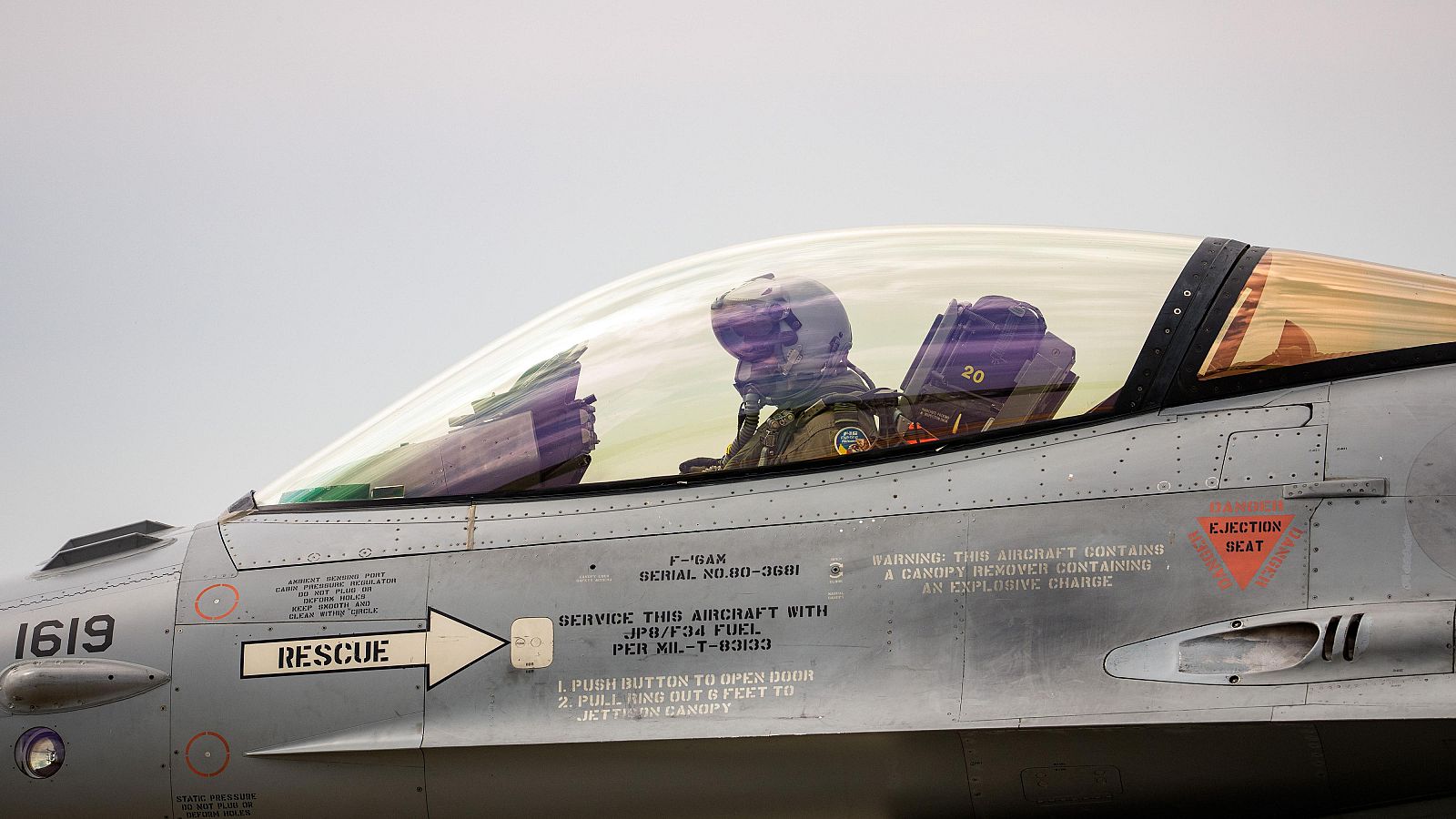Un caza F-16 rumano circula por la pista durante un ejercicio de vigilancia aérea en medio de una creciente preocupación por las incursiones transfronterizas de drones vinculadas a la guerra de Rusia en Ucrania