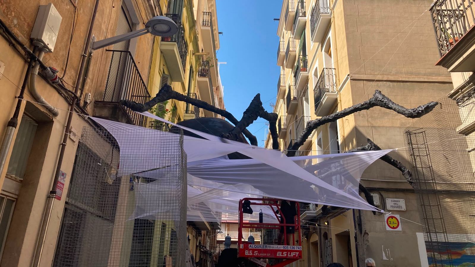 Els carrers de Gràcia ultimen el guarnit per la Festa Major, que comença dissabte 15 d'agost