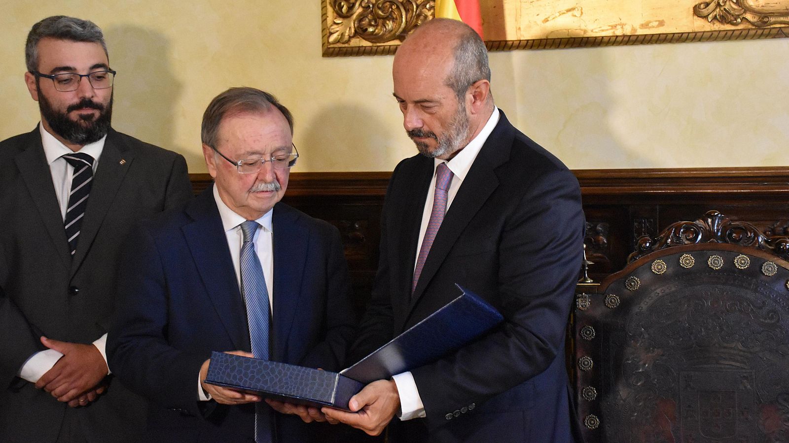 El presidente del Senado, Pedro Rollán, es recibido por el presidente de Ceuta, Juan Jesús Vivas, en el Palacio de la Asamblea de la ciudad autónoma.