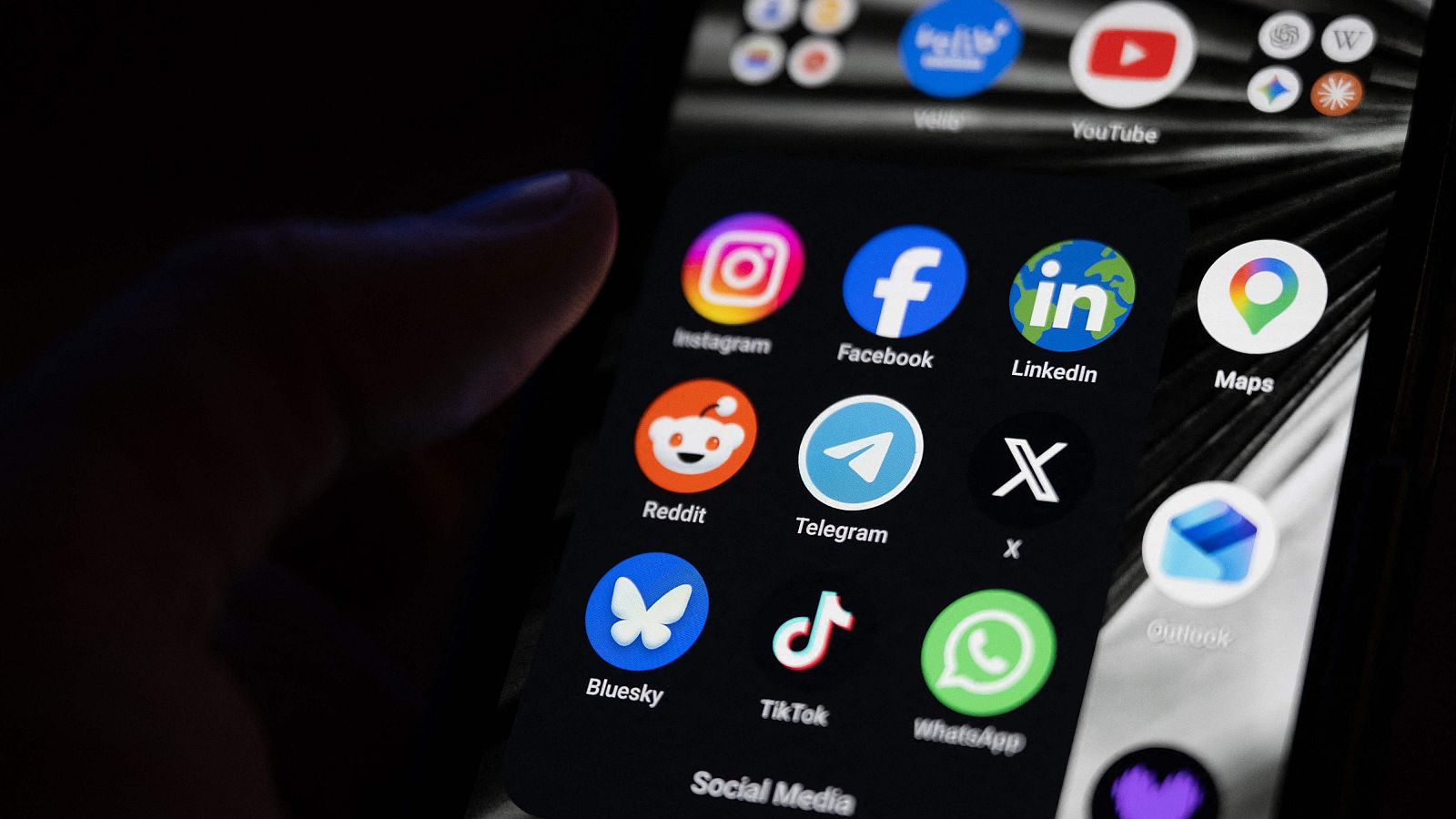 El Consejo Constitucional de Francia veta la prohibición de acceso a redes sociales a menores de 15 años