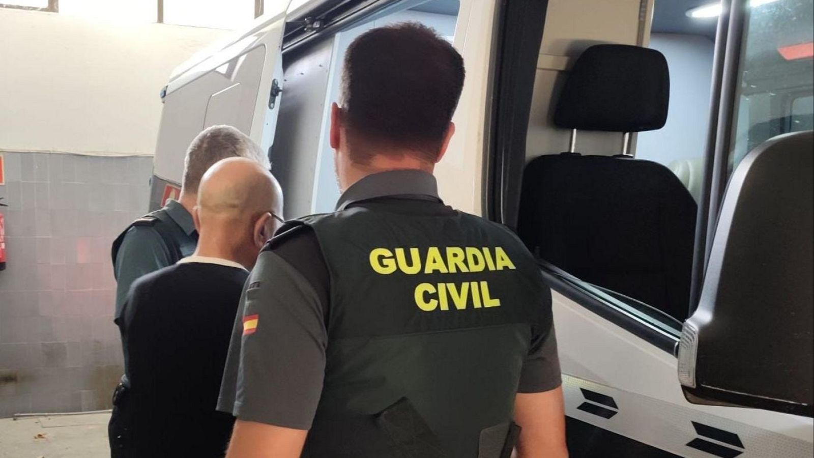 Momento en el que la Guardia Civil procede a la detención