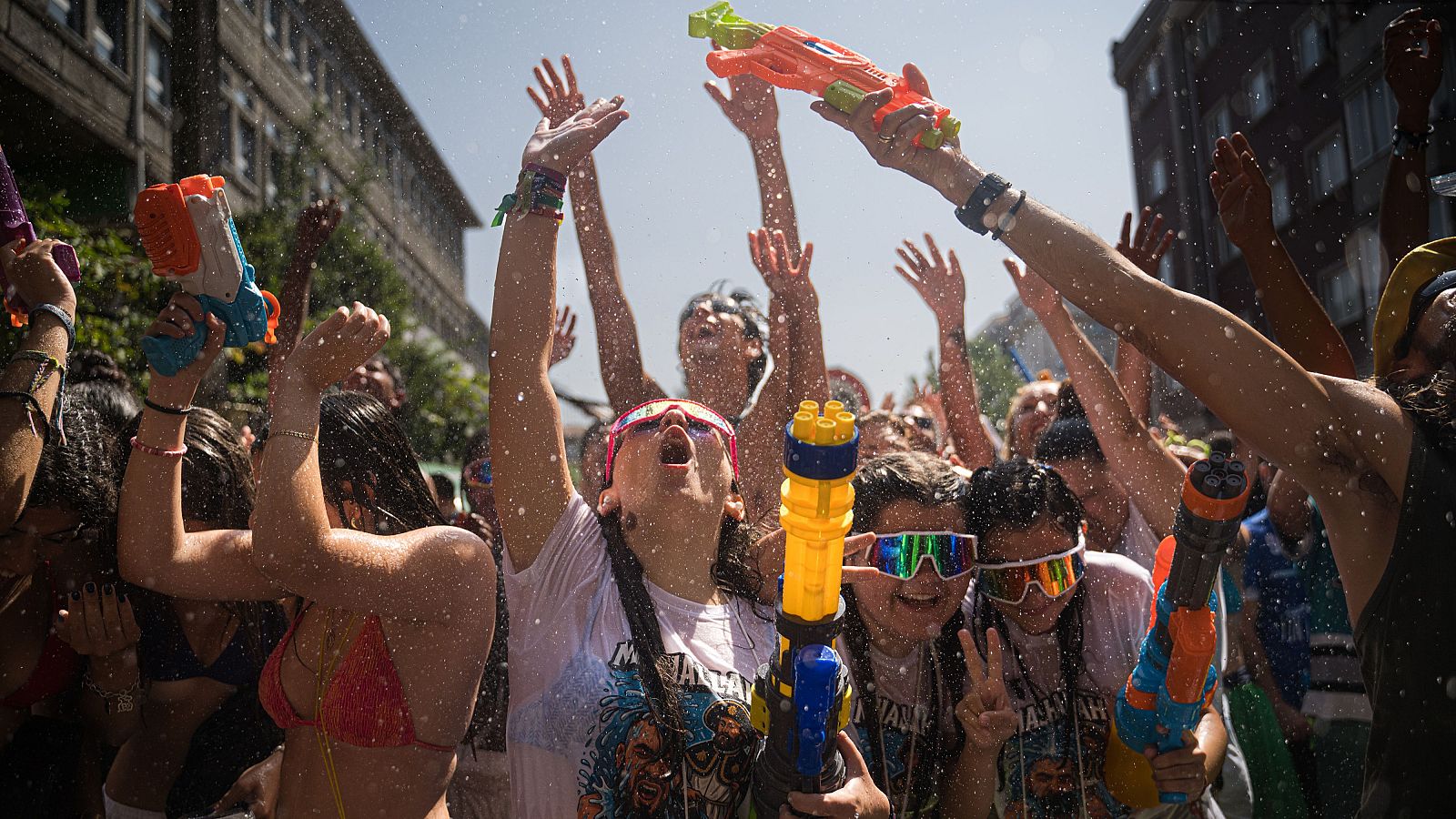 Pueblos de España en verano: Fiesta del Agua, en Vilagarcía de Arousa, Pontevedra